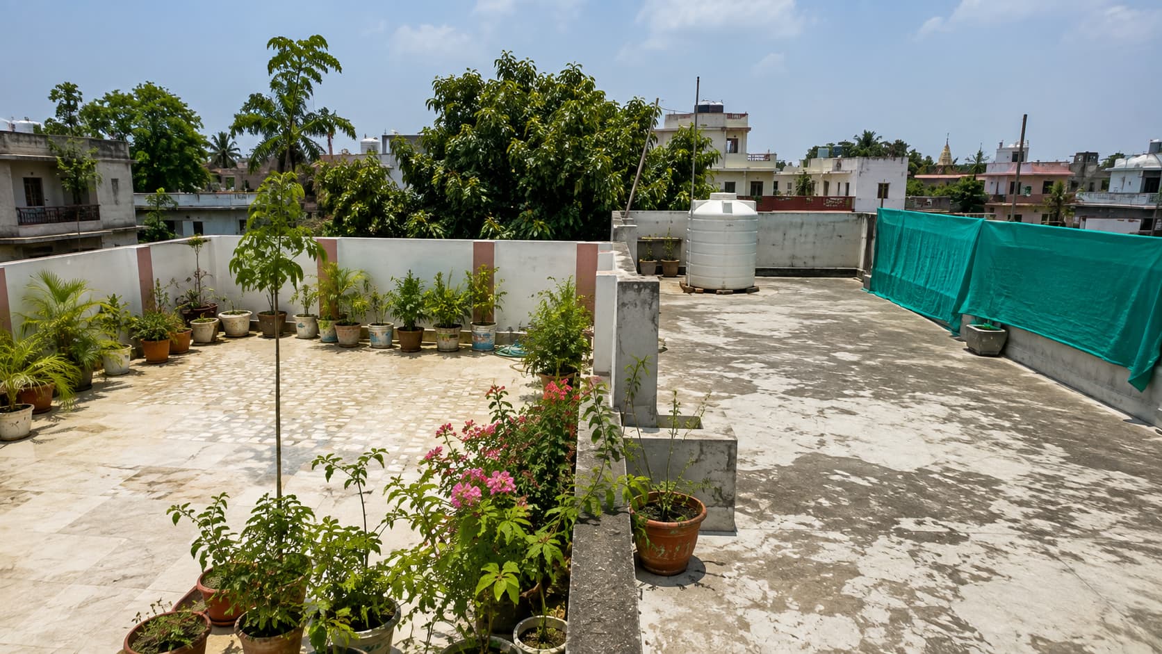 घर की साफ टेरेस और व्यवस्थित जमीन, वास्तु के पारंपरिक विचारों के अनुसार सकारात्मक माहौल का प्रतीक